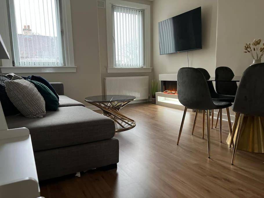 85 M² Ferienwohnung ∙ 3 Schlafzimmer ∙ 6 Gäste - Kirkcaldy
