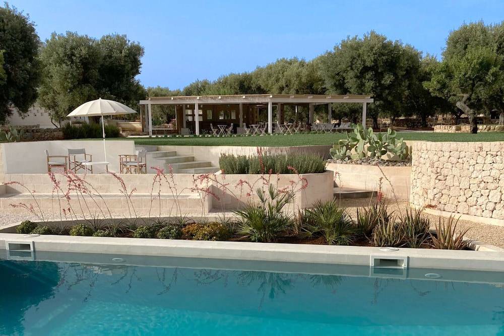 Casale a Fasano con terrazza e piscina + vista del giardino