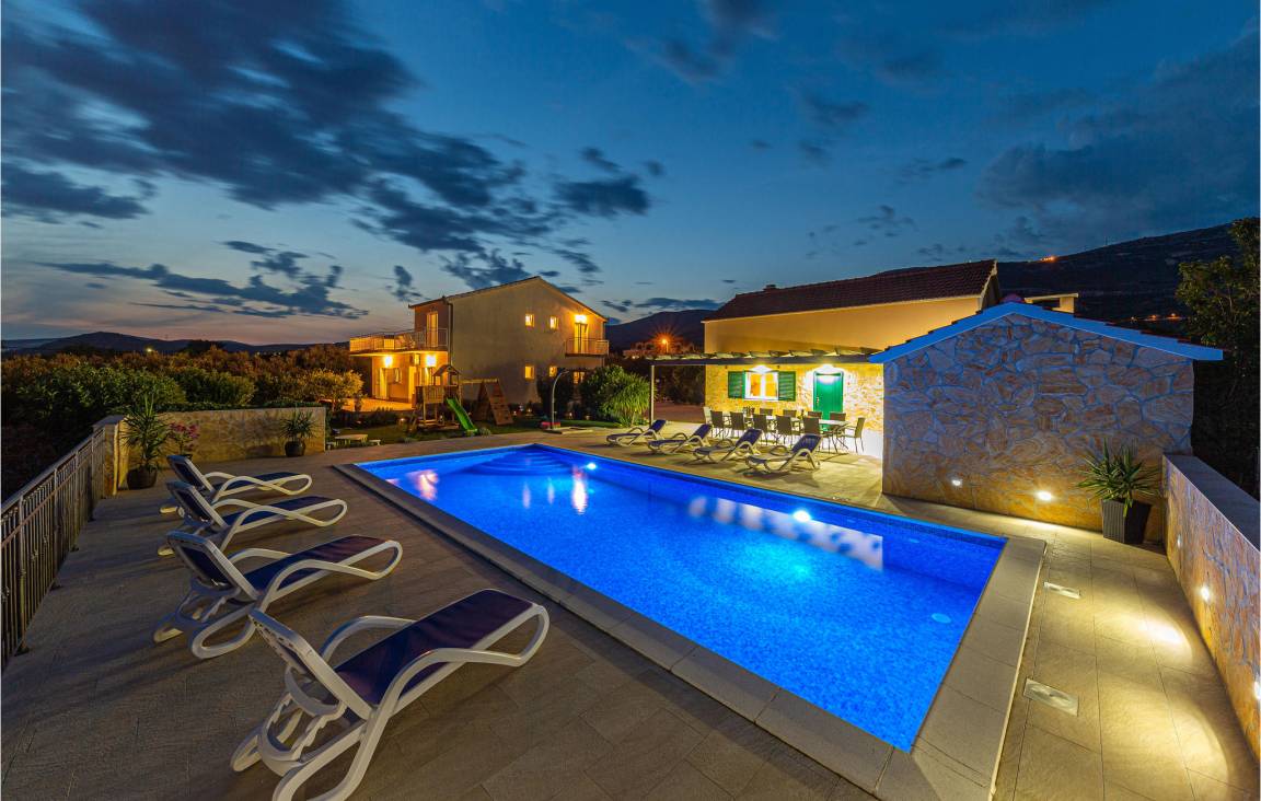 243 M² Ferienhaus ∙ 6 Schlafzimmer ∙ 14 Gäste - Split