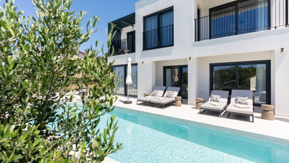 220 M² Villa ∙ 4 Bedrooms ∙ 8 Guests - Lopar