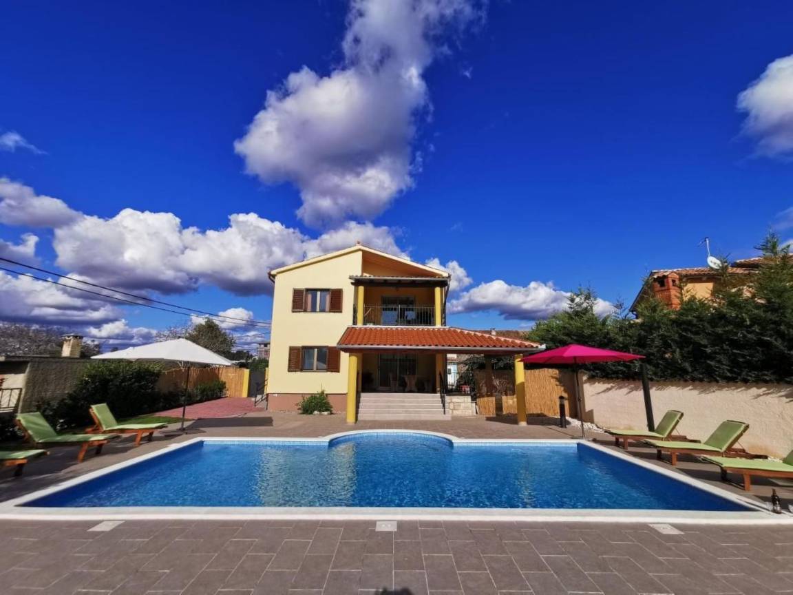 300 M² House ∙ 4 Bedrooms ∙ 10 Guests - Pula