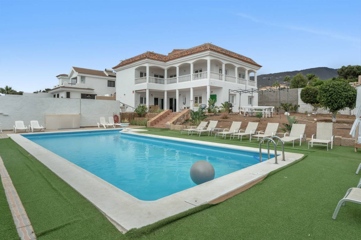 300 M² Villa ∙ 9 Bedrooms ∙ 25 Guests - Adeje
