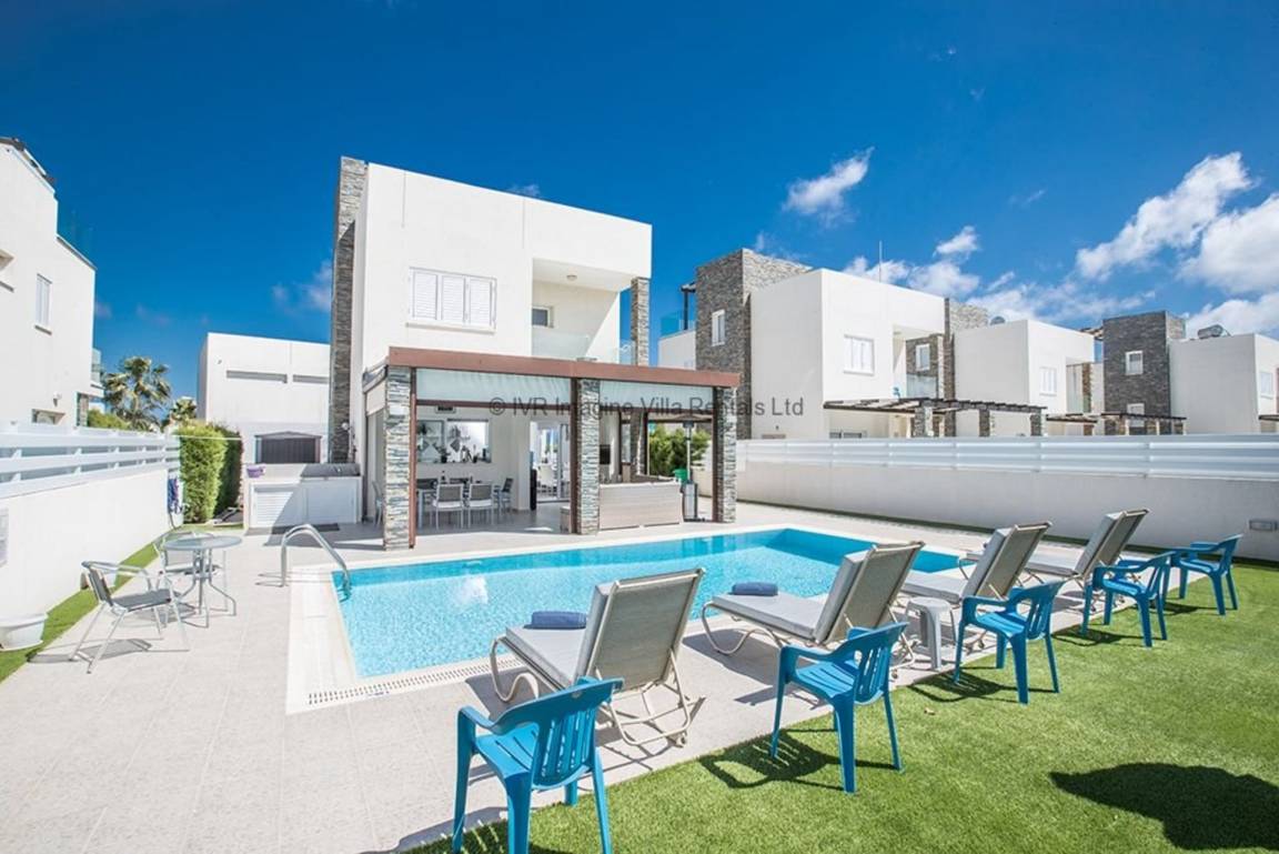 140 M² Villa ∙ 4 Bedrooms ∙ 8 Guests - Protaras