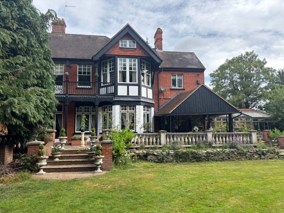 40 M² House ∙ 4 Bedrooms ∙ 9 Guests - Woking