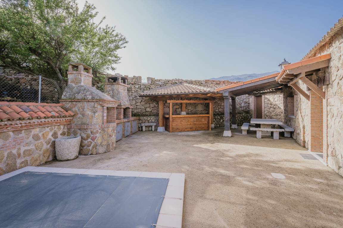 220 M² Chalet ∙ 6 Habitaciones ∙ 16 Huéspedes - Burgohondo