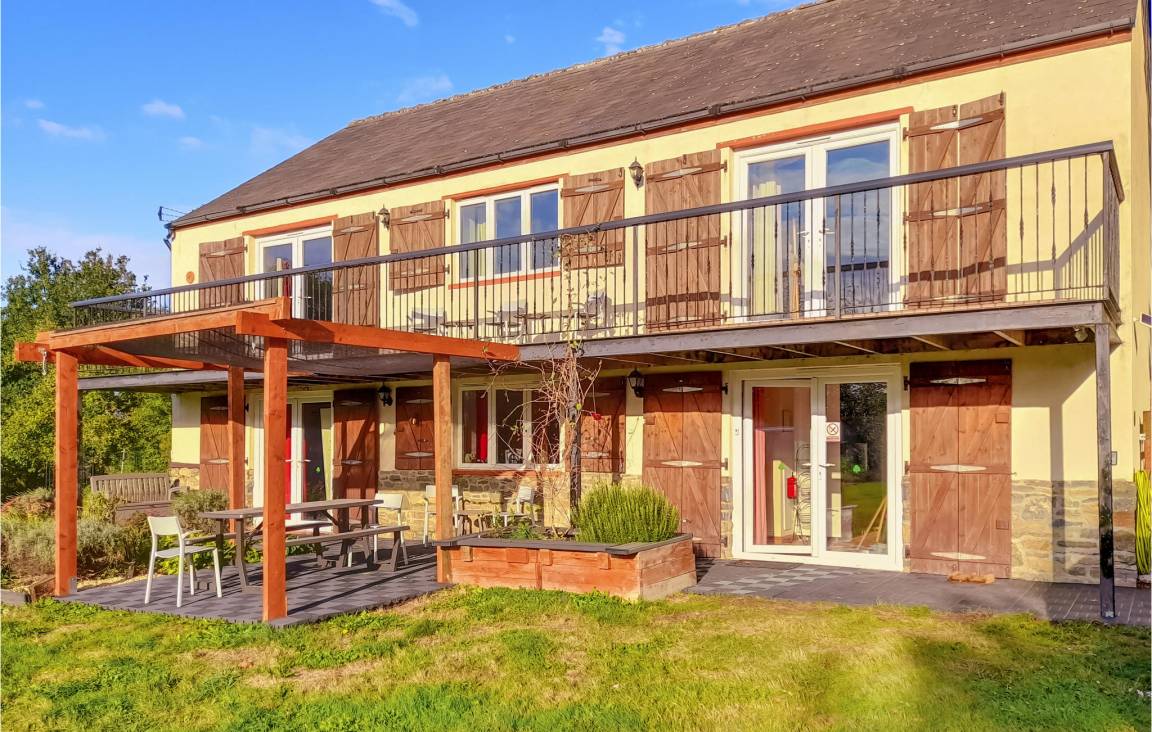 200 M² Maison De Vacances ∙ 4 Chambres ∙ 10 Personnes - Mayenne