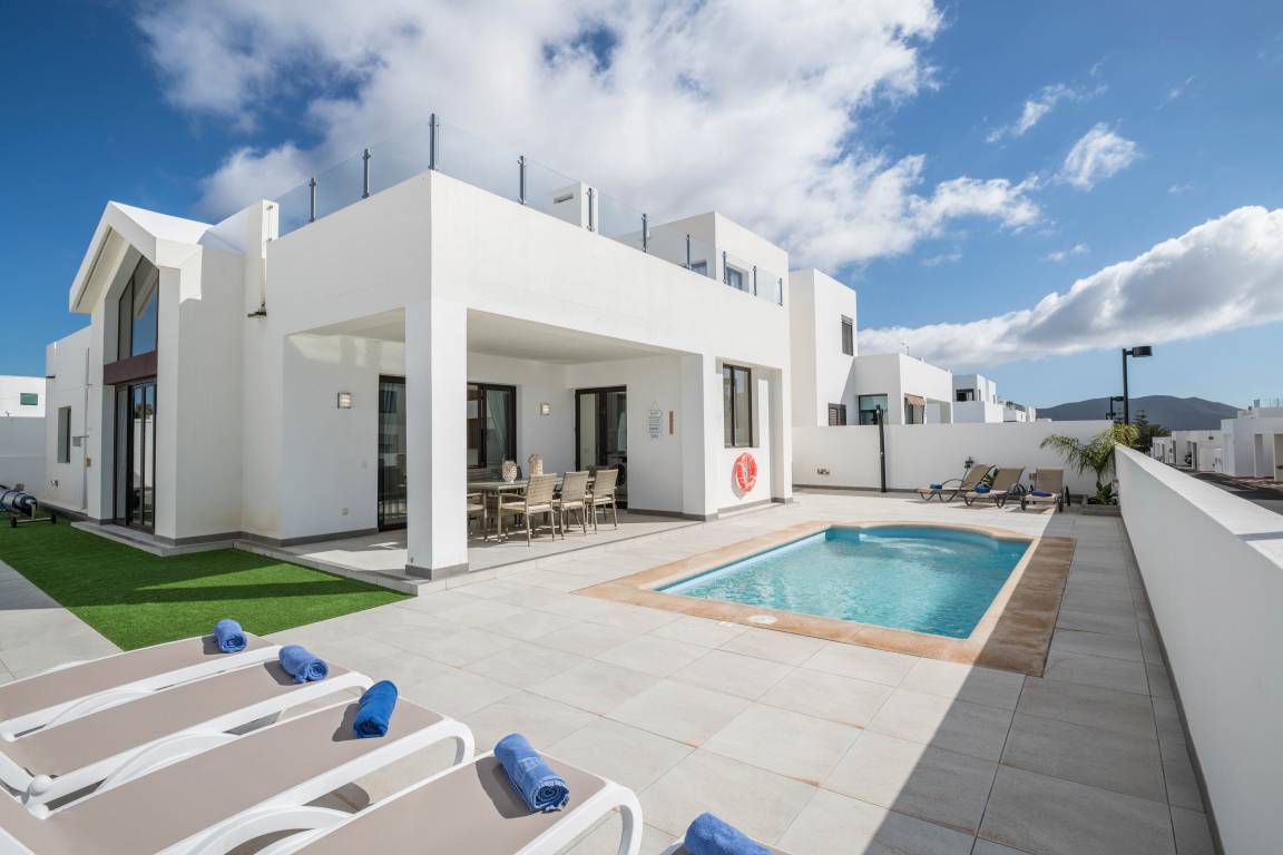 120 M² Villa ∙ 4 Bedrooms ∙ 8 Guests - Playa Blanca