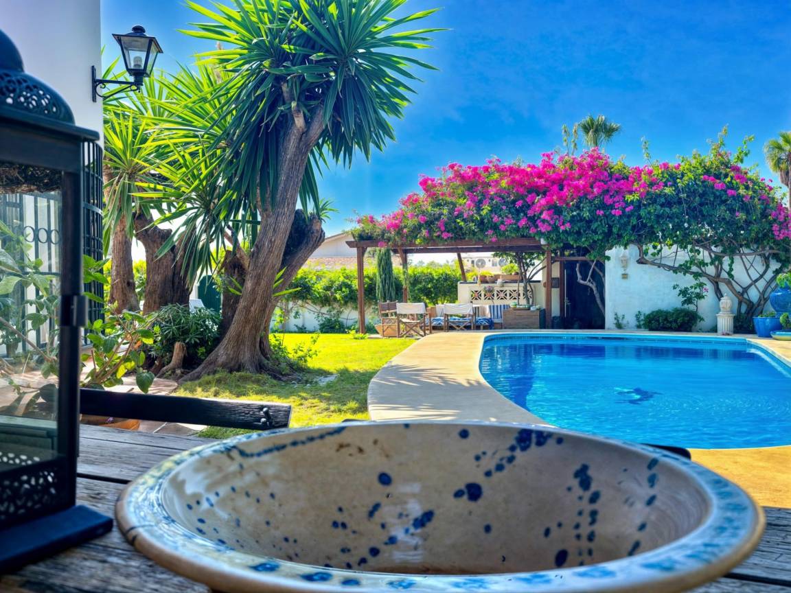 450 M² Villa ∙ 4 Bedrooms ∙ 8 Guests - Estepona