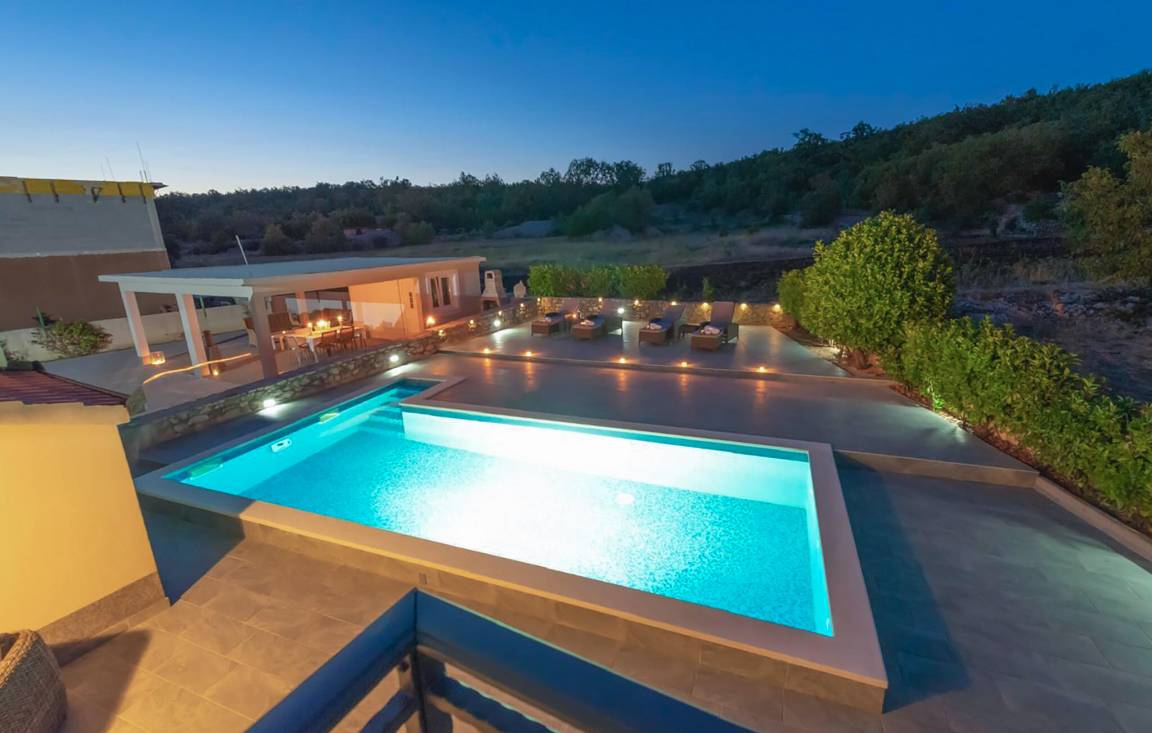200 M² Maison De Vacances ∙ 6 Chambres ∙ 12 Personnes - Trilj