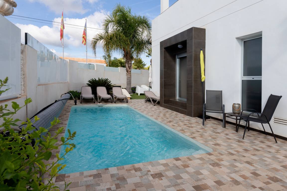 110 M² Villa ∙ 3 Bedrooms ∙ 6 Guests - Playa Flamenca
