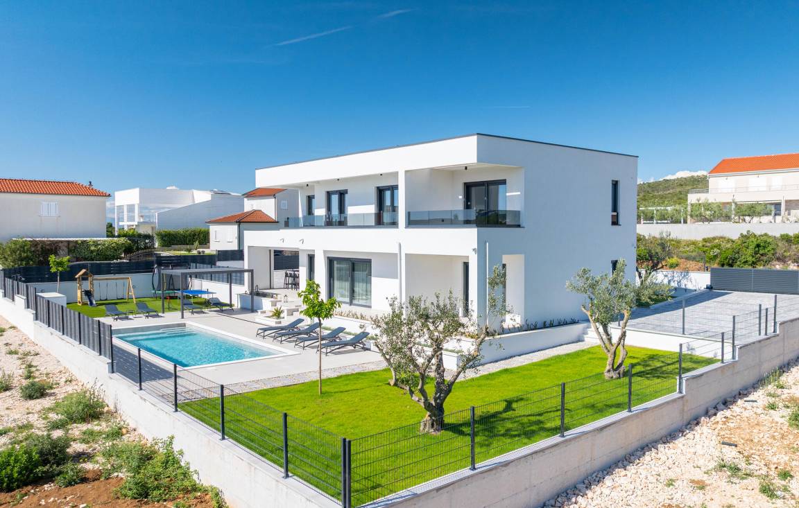 210 M² House ∙ 4 Bedrooms ∙ 8 Guests - Bibinje