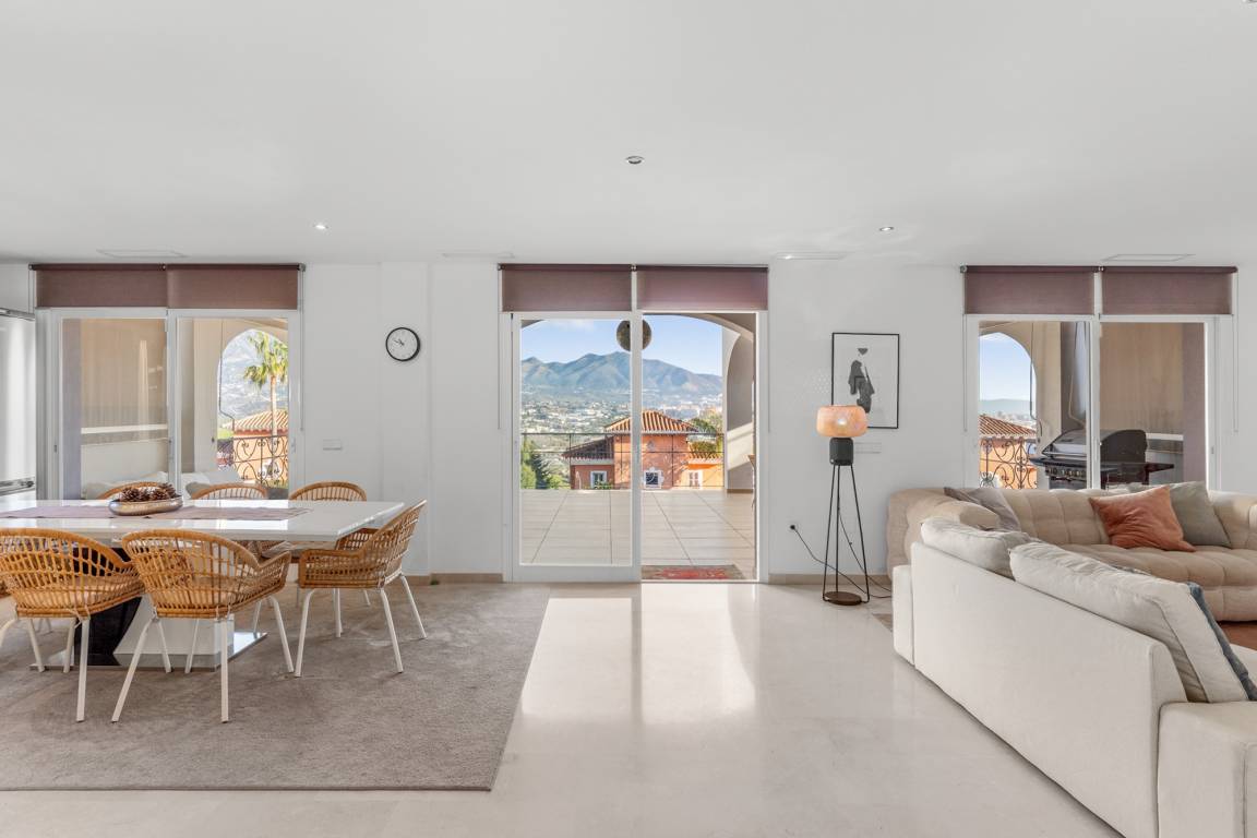 230 M² Villa ∙ 5 Bedrooms ∙ 12 Guests - Fuengirola