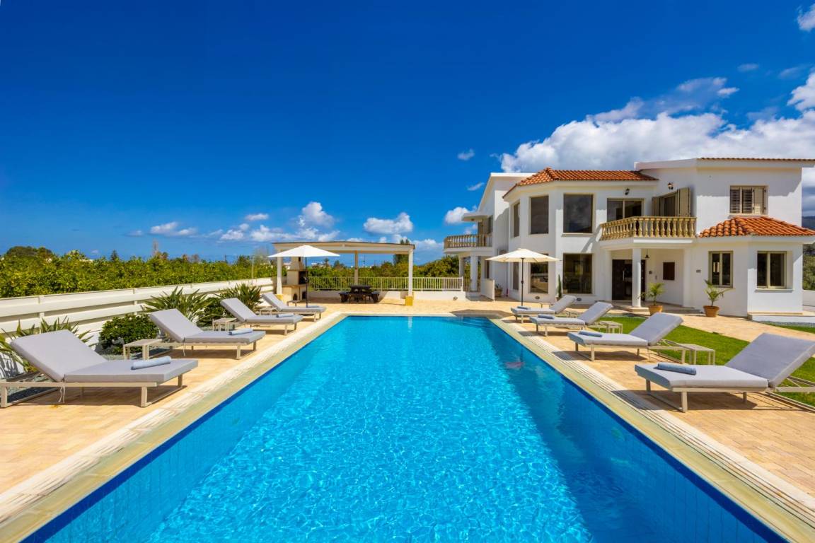 220 M² Villa ∙ 4 Bedrooms ∙ 8 Guests - Argaka