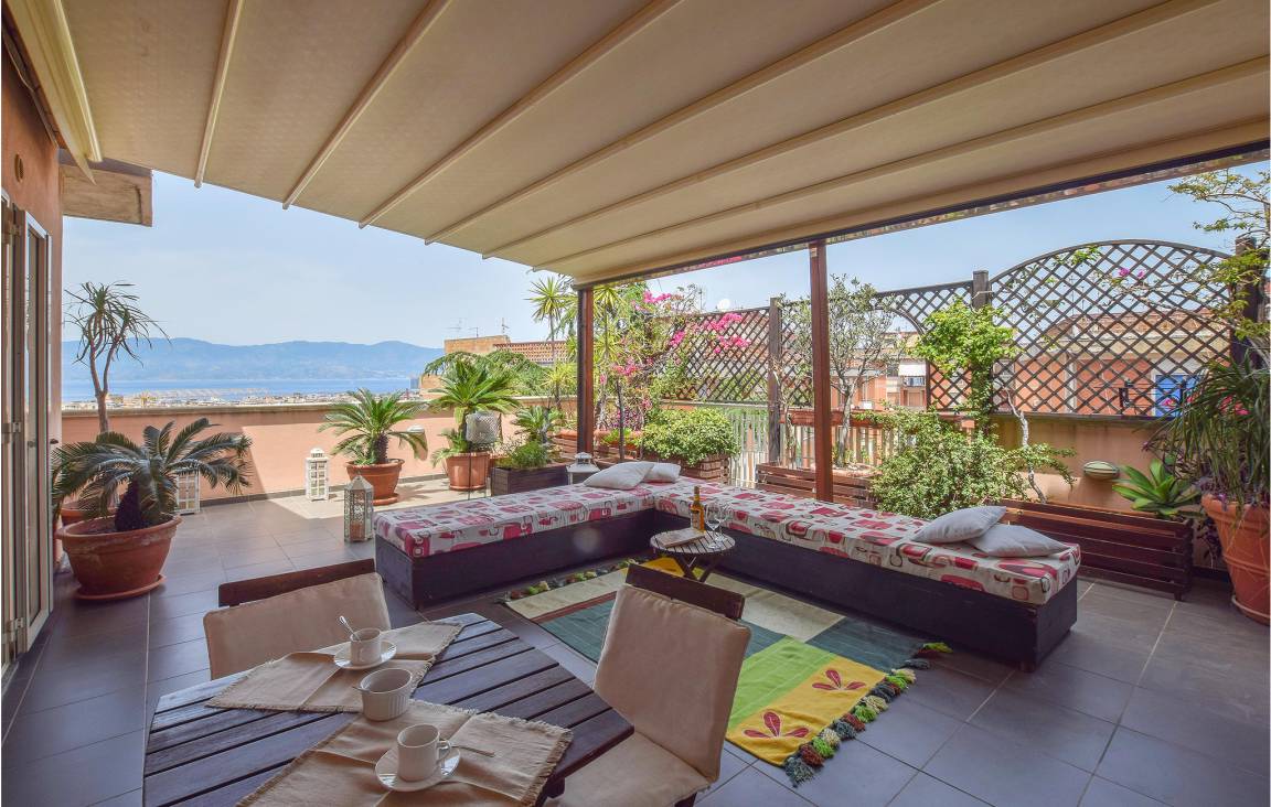 Luminoso appartamento a Reggio Calabria con terrazza coperta