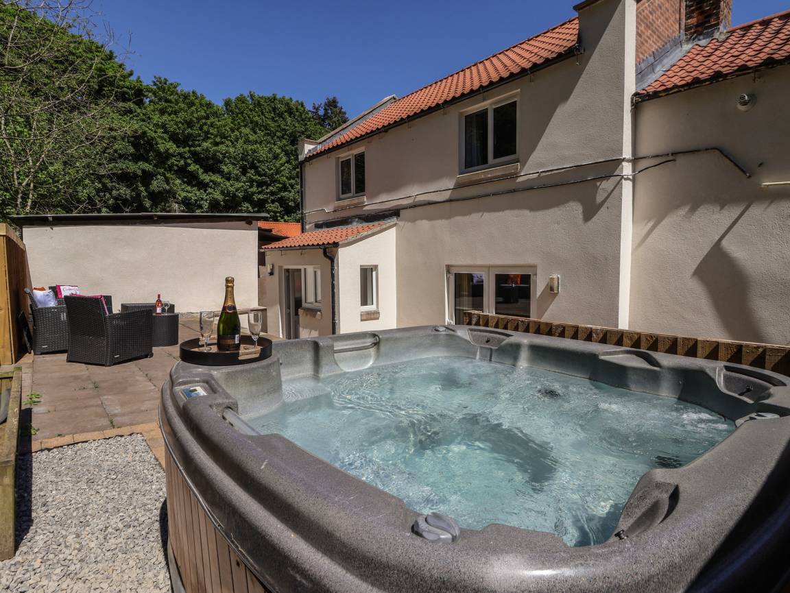 Cottage ∙ 2 Bedrooms ∙ 4 Guests - Scarborough
