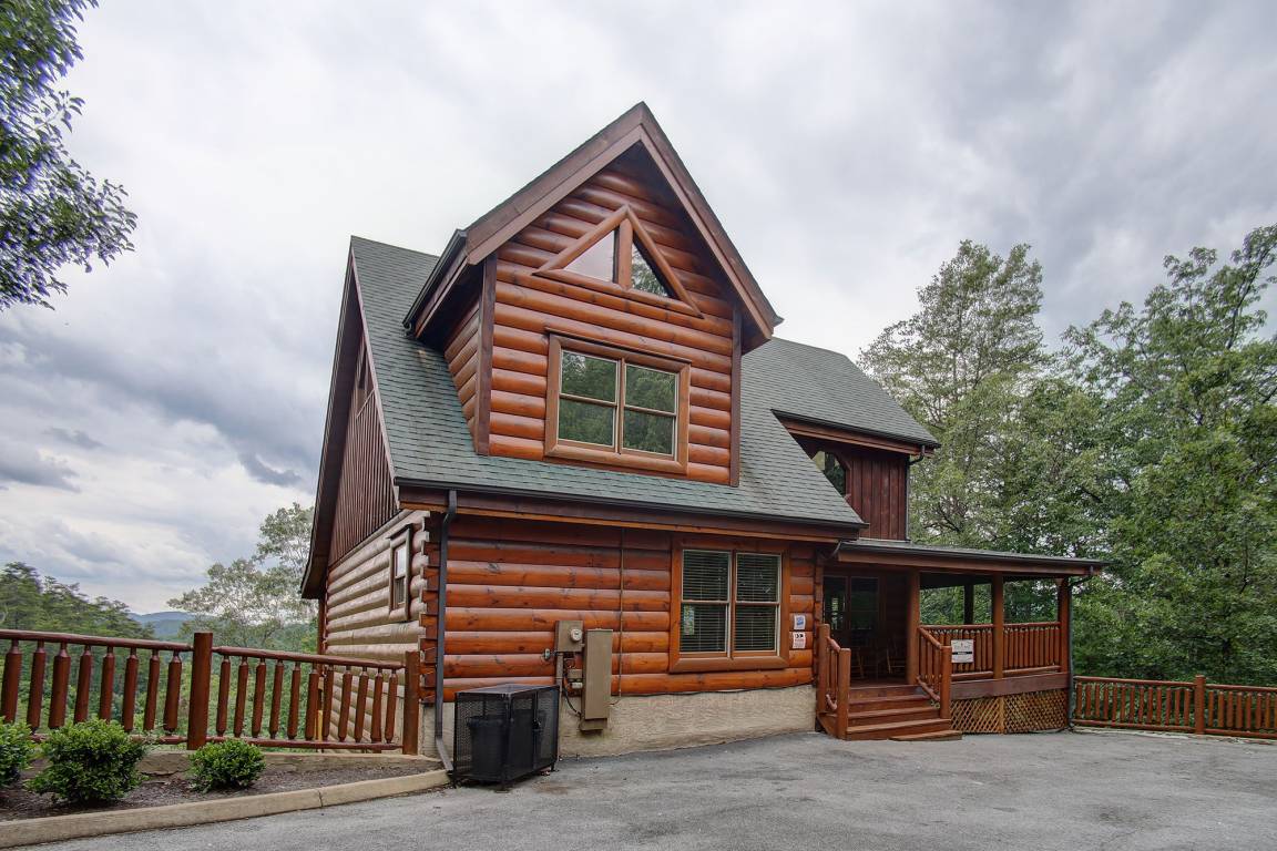 Cabin ∙ 4 Bedrooms ∙ 10 Guests - Pigeon Forge, TN