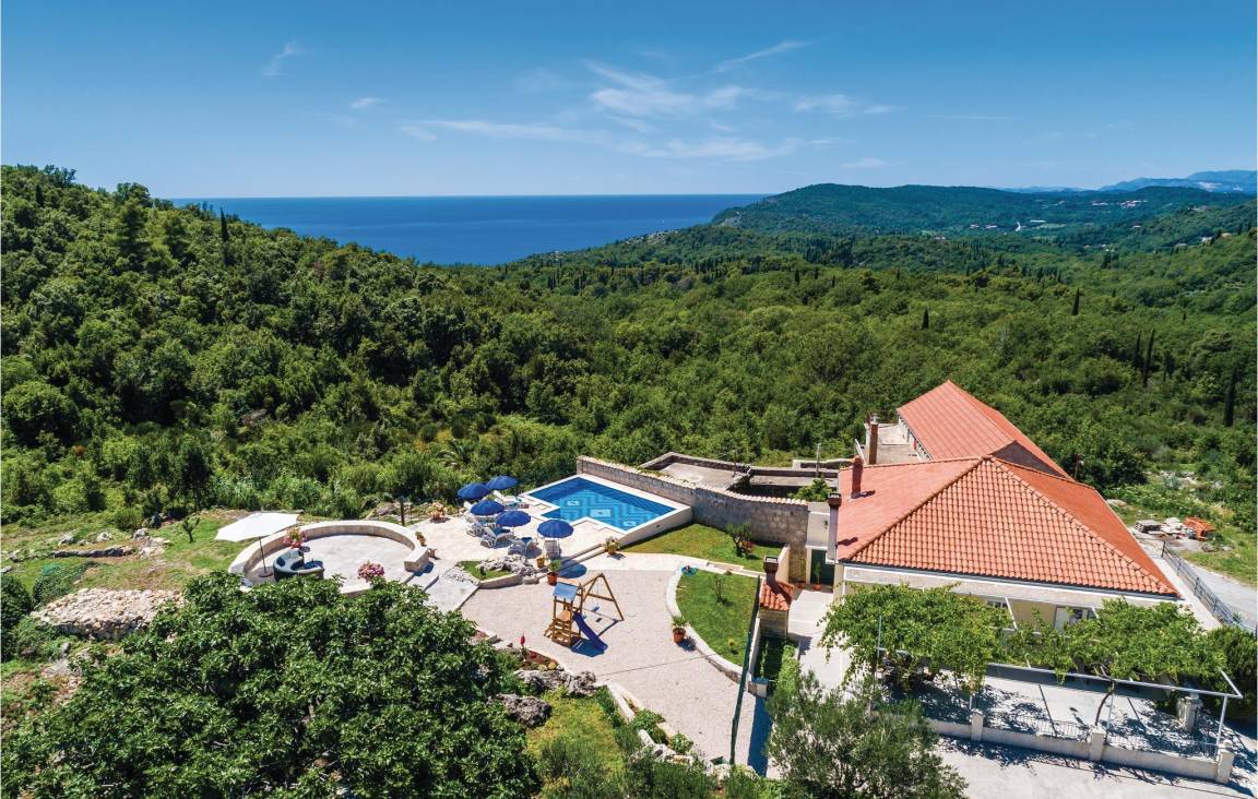 93 M² Maisonette ∙ 3 Bedrooms ∙ 6 Guests - Cavtat