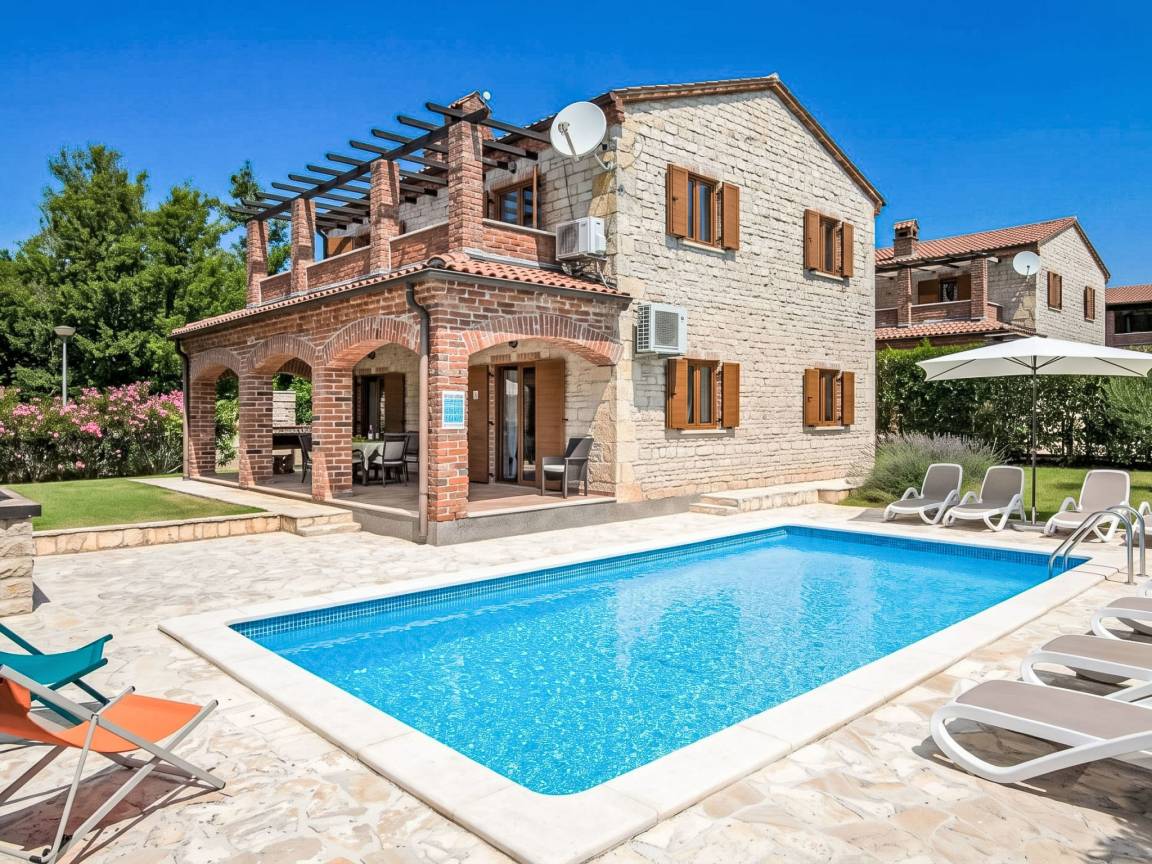 140 M² Talo ∙ 4 Makuuhuonetta ∙ 8 Vierasta - Peroj