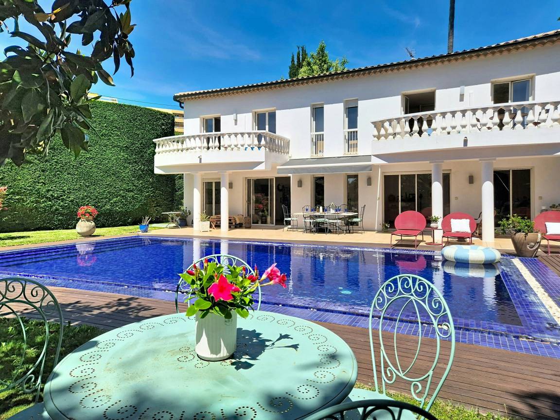 250 M² Maison De Vacances ∙ 4 Chambres ∙ 8 Personnes - Nice