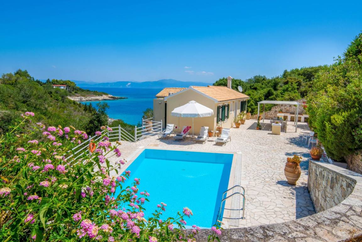 140 M² Villa ∙ 3 Bedrooms ∙ 6 Guests - Paxi