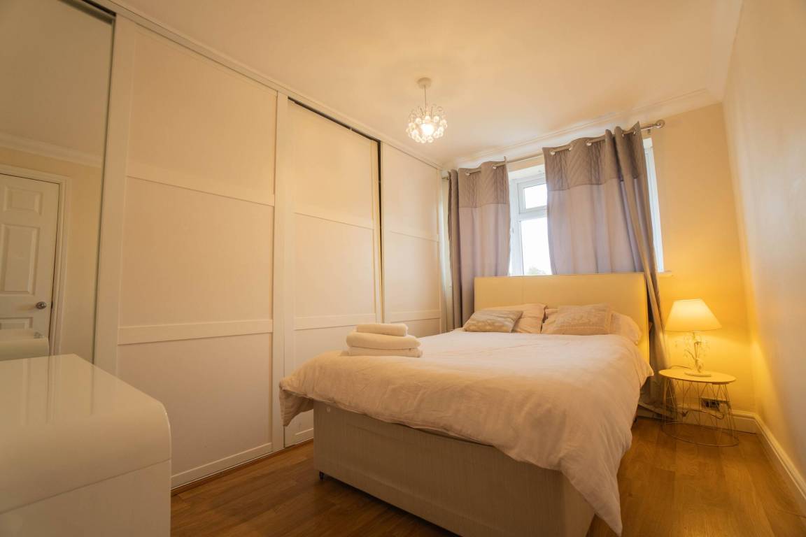139 M² House ∙ 7 Bedrooms ∙ 12 Guests - Reading