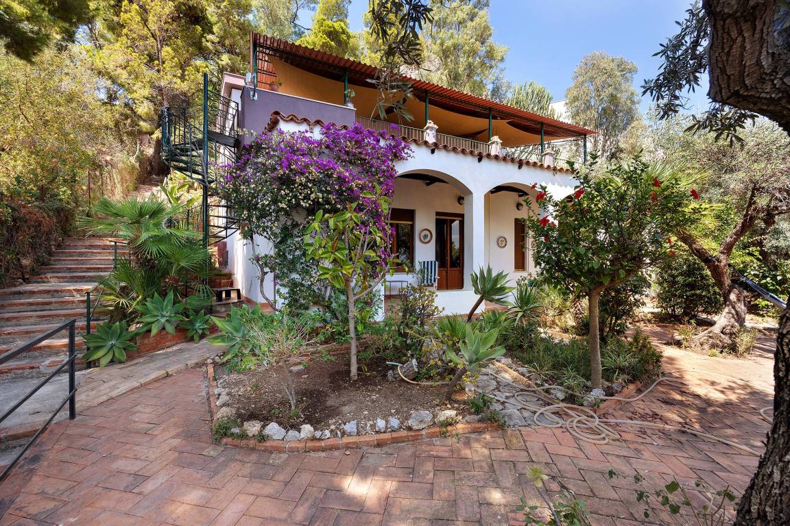 150 M² Villa ∙ 5 Bedrooms ∙ 8 Guests - Santa Flavia