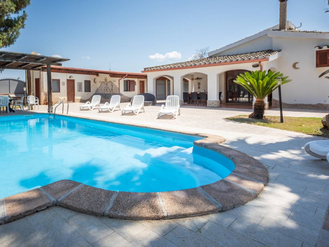 250 M² Villa ∙ 4 Bedrooms ∙ 12 Guests - Cagliari
