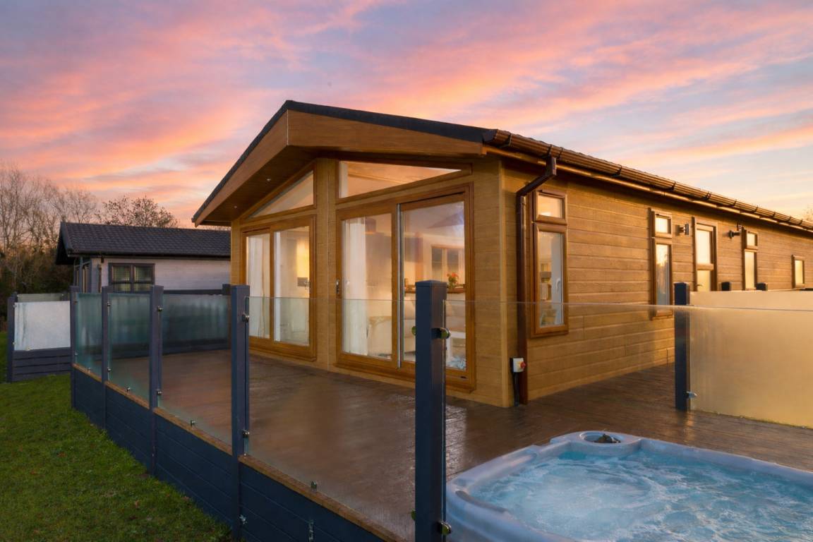 80 M² Chalet ∙ 2 Bedrooms ∙ 4 Guests - Cambridgeshire