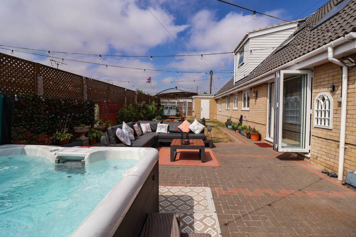 Cottage ∙ 5 Bedrooms ∙ 10 Guests - Kessingland