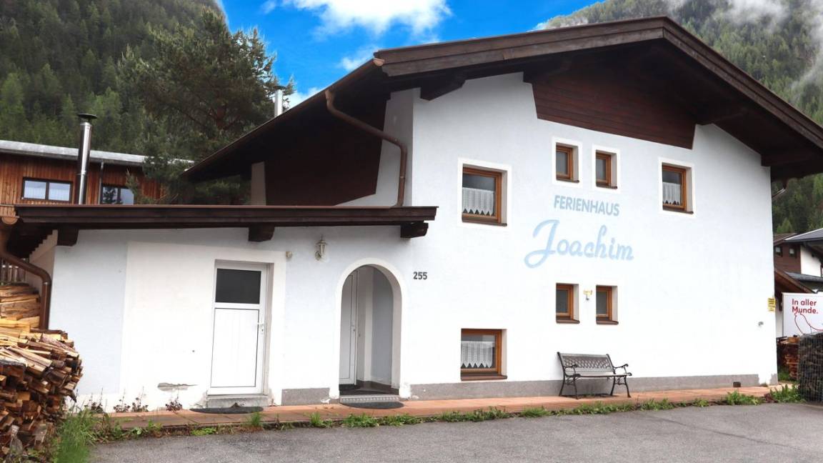 170 M² House ∙ 6 Bedrooms ∙ 20 Guests - Längenfeld
