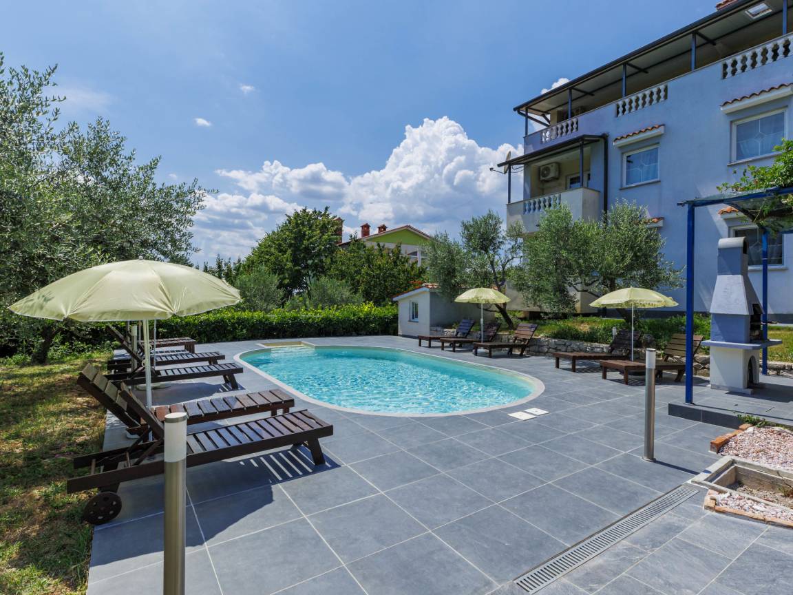 Apartment Gordana — the pool and garden