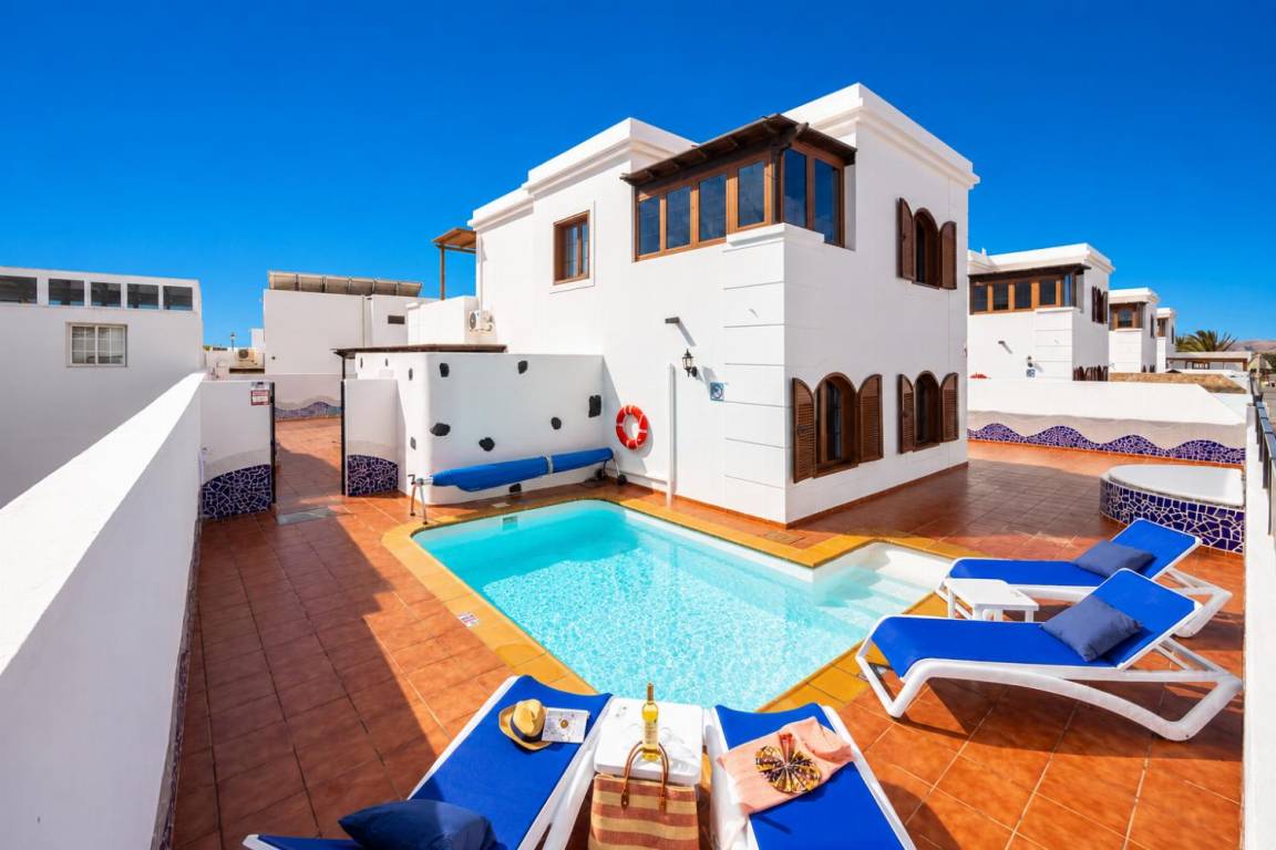 200 M² Villa ∙ 4 Bedrooms ∙ 8 Guests - Puerto del Carmen