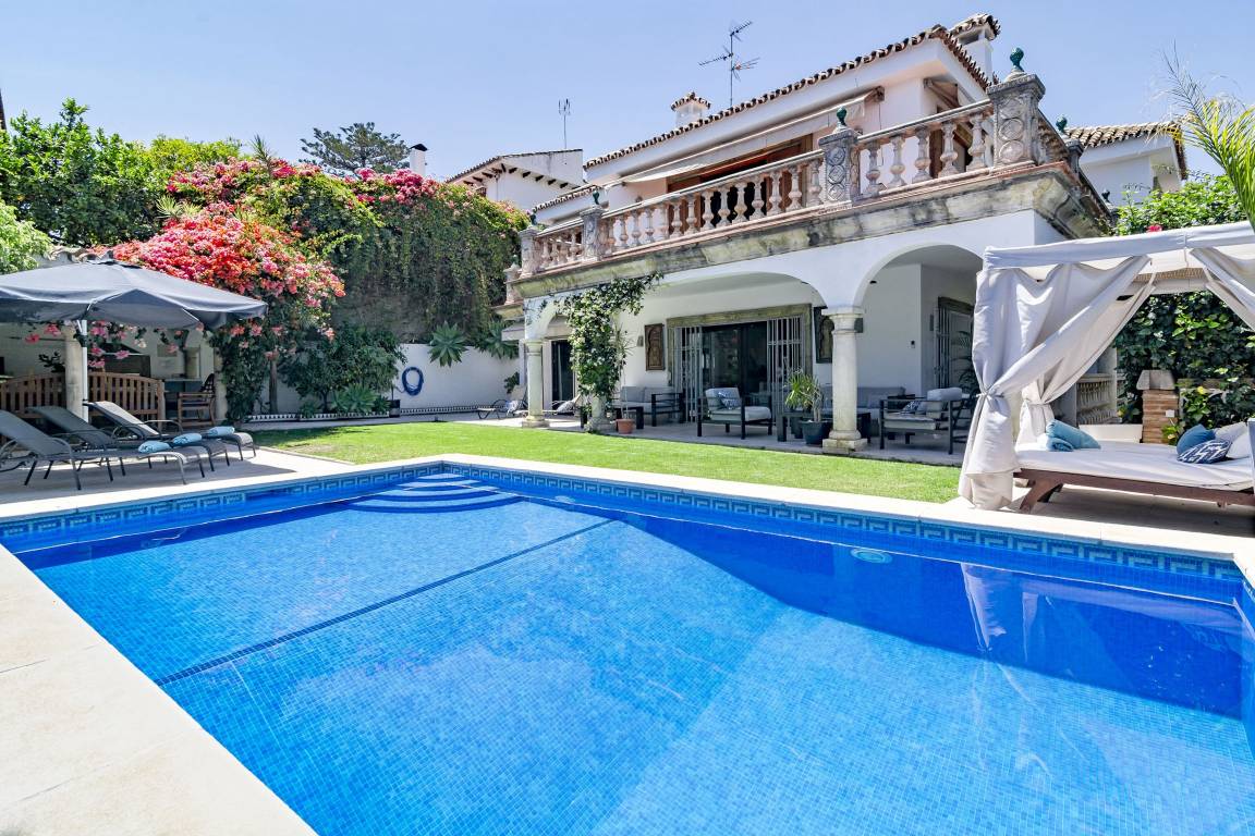 300 M² Villa ∙ 6 Bedrooms ∙ 12 Guests - Marbella