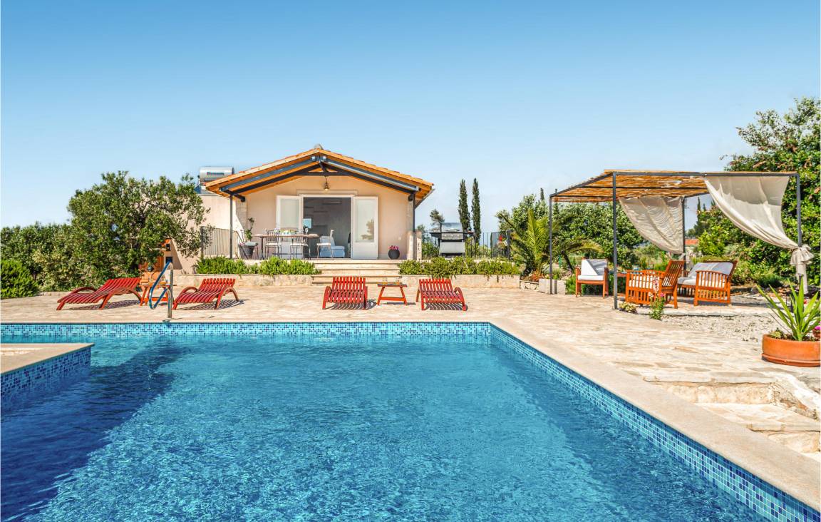 131 M² House ∙ 3 Bedrooms ∙ 7 Guests - Sutivan