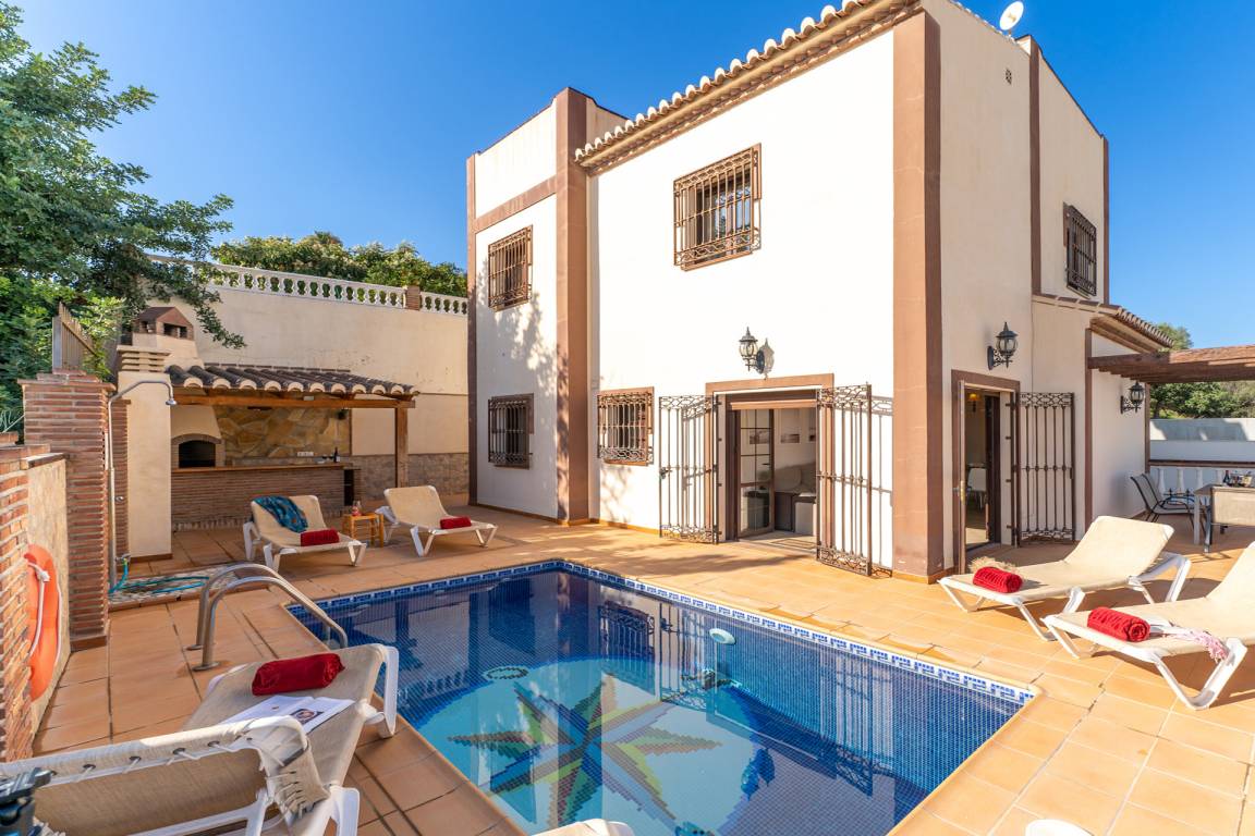 140 M² Villa ∙ 3 Bedrooms ∙ 6 Guests - Nerja