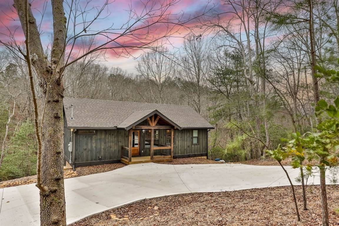 Cabin ∙ 2 Bedrooms ∙ 4 Guests - Ellijay, GA
