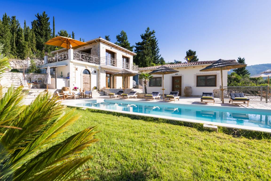 250 M² Villa ∙ 5 Bedrooms ∙ 14 Guests - Lefkada