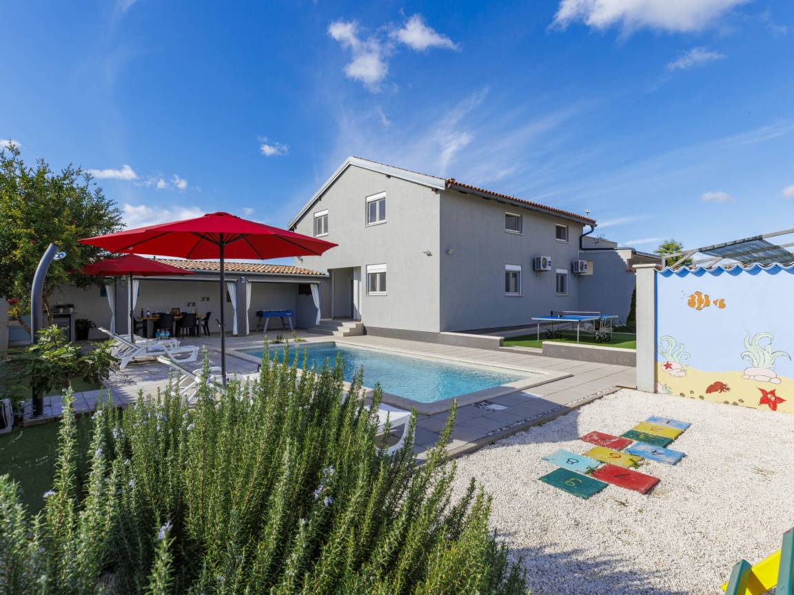 95 M² Ferienwohnung ∙ 3 Schlafzimmer ∙ 6 Gäste - Pula