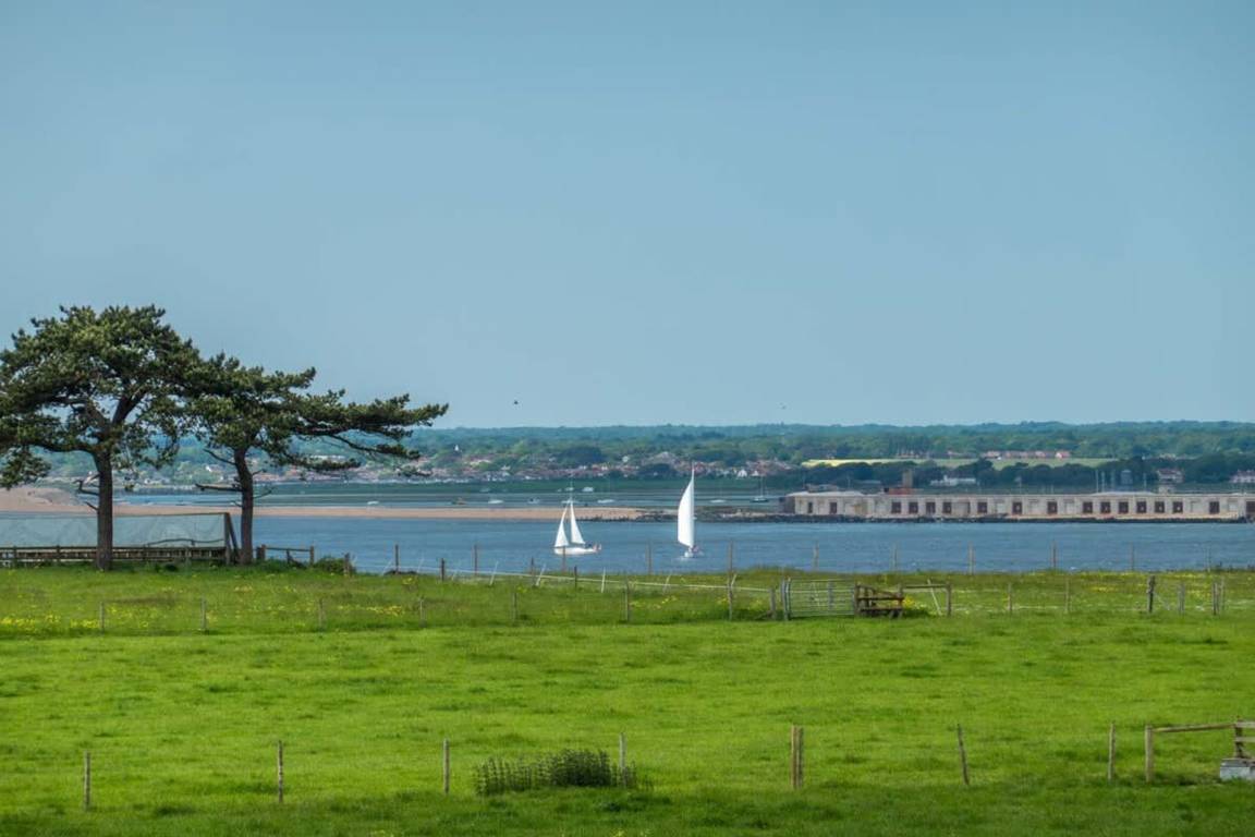 Apartment ∙ 3 Bedrooms ∙ 6 Guests - Milford on Sea