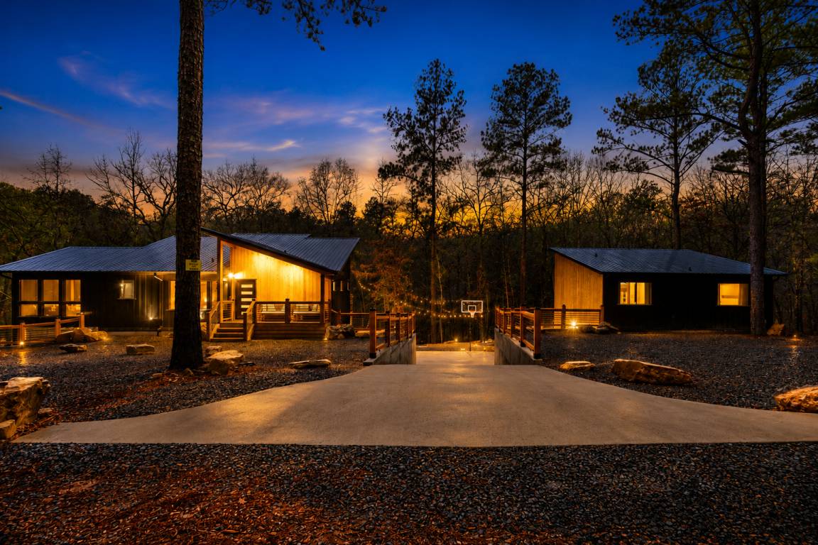 Cabin ∙ 5 Bedrooms ∙ 12 Guests - Broken Bow, OK
