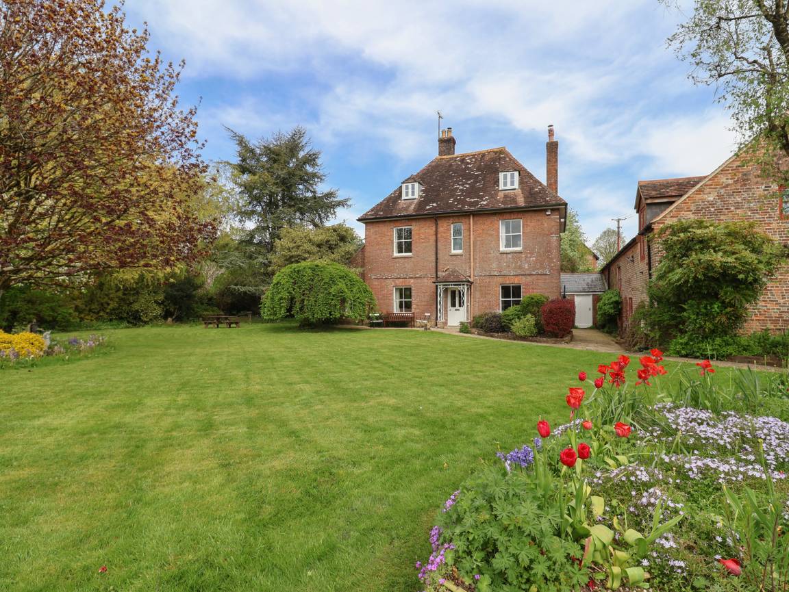 Cottage ∙ 4 Bedrooms ∙ 8 Guests - Monkey World - Ape Rescue Centre