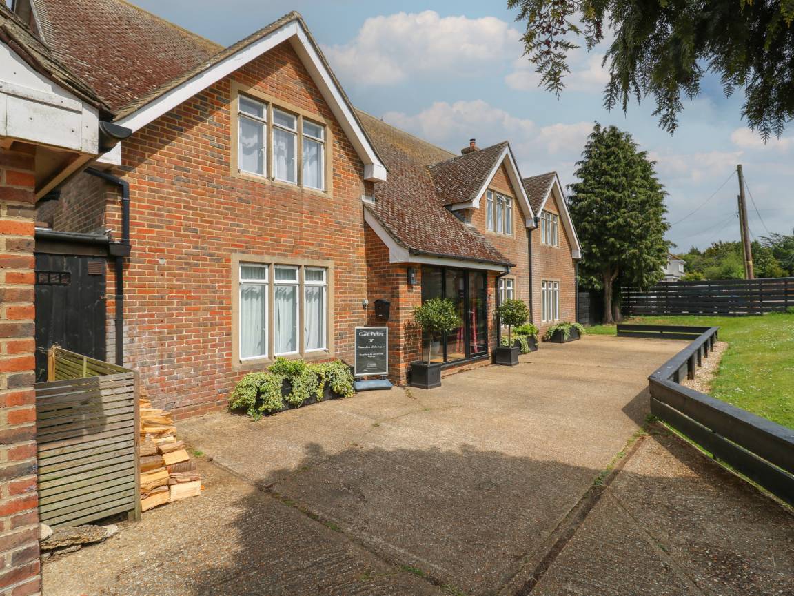 Cottage ∙ 8 Bedrooms ∙ 14 Guests - Chatham