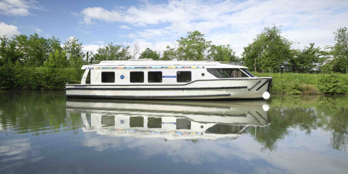 Houseboat ∙ 3 Bedrooms ∙ 9 Guests - Ireland