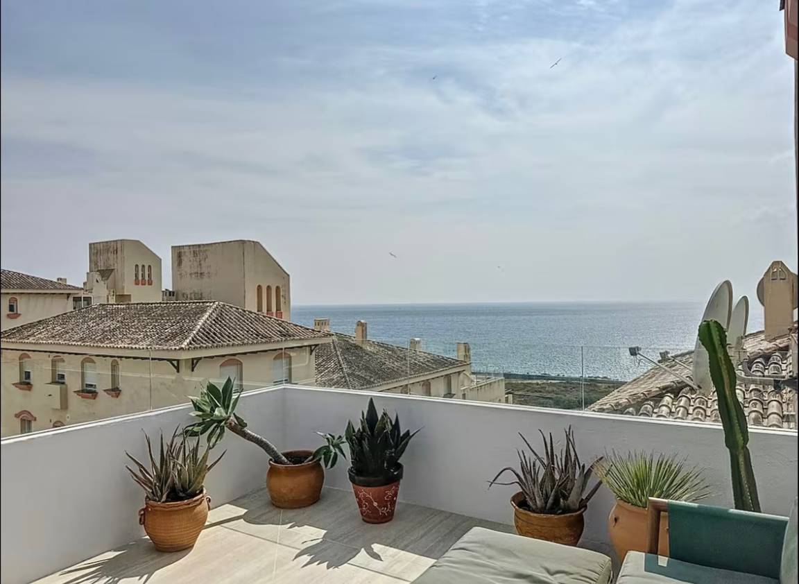 140 M² Apartment ∙ 3 Bedrooms ∙ 8 Guests - Estepona