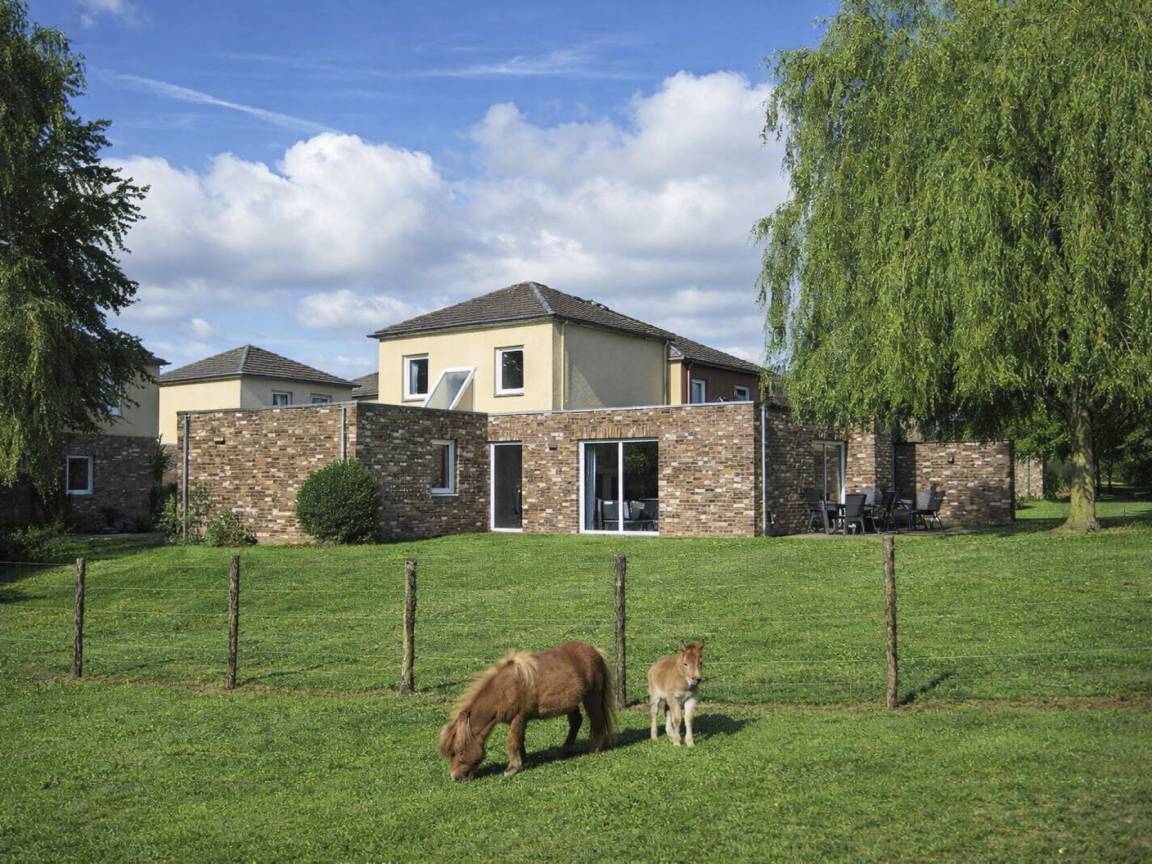 160 M² House ∙ 5 Bedrooms ∙ 10 Guests - Heerlen