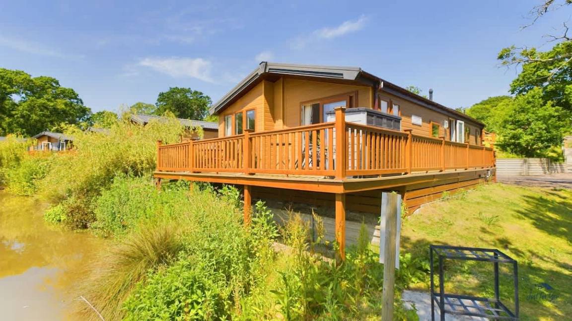 87 M² Chalet ∙ 2 Bedrooms ∙ 4 Guests - Hampshire