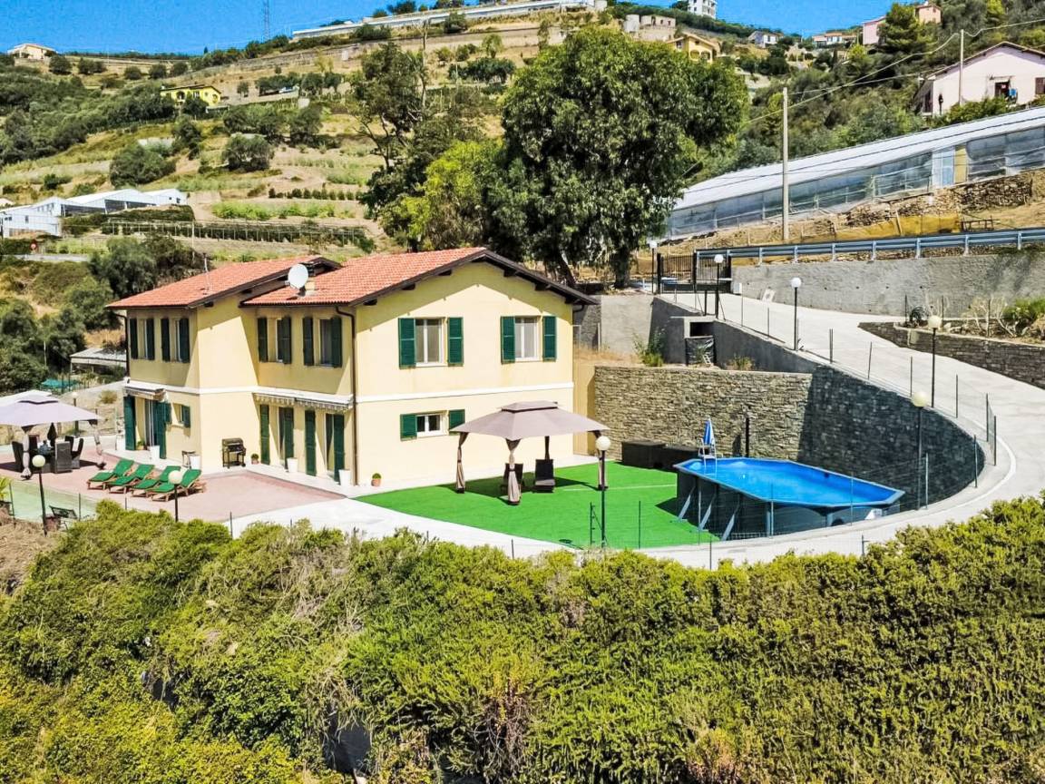 250 M² Ferienhaus ∙ 3 Schlafzimmer ∙ 8 Gäste - Sanremo