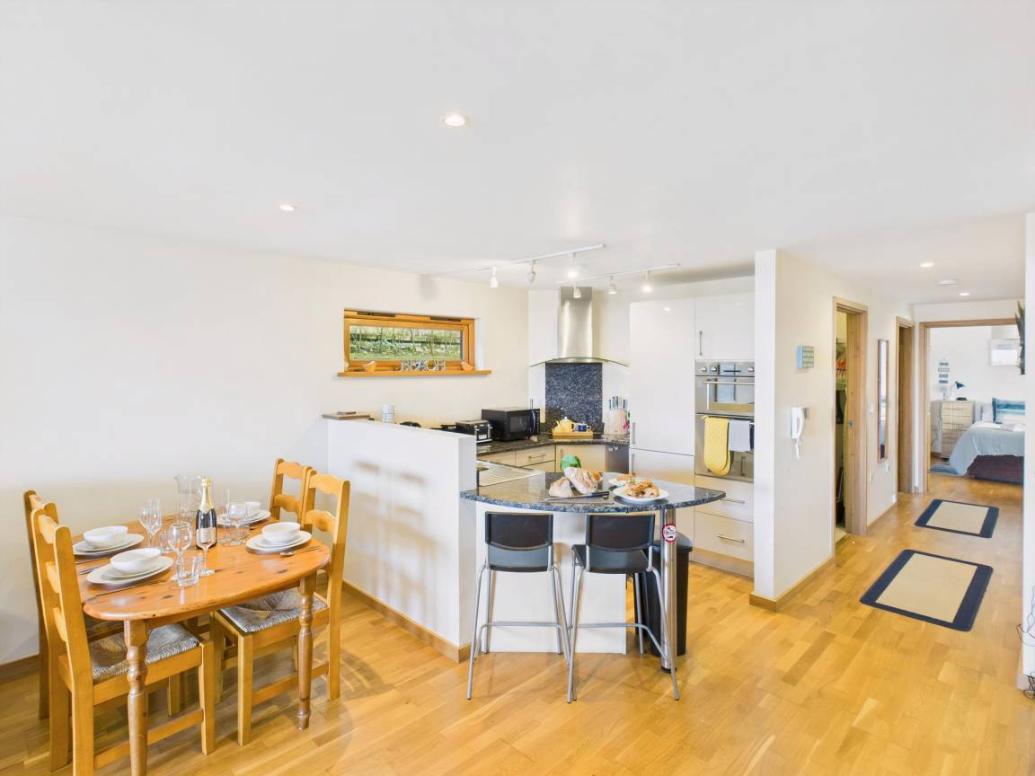 125 M² Apartment ∙ 2 Bedrooms ∙ 4 Guests - Falmouth
