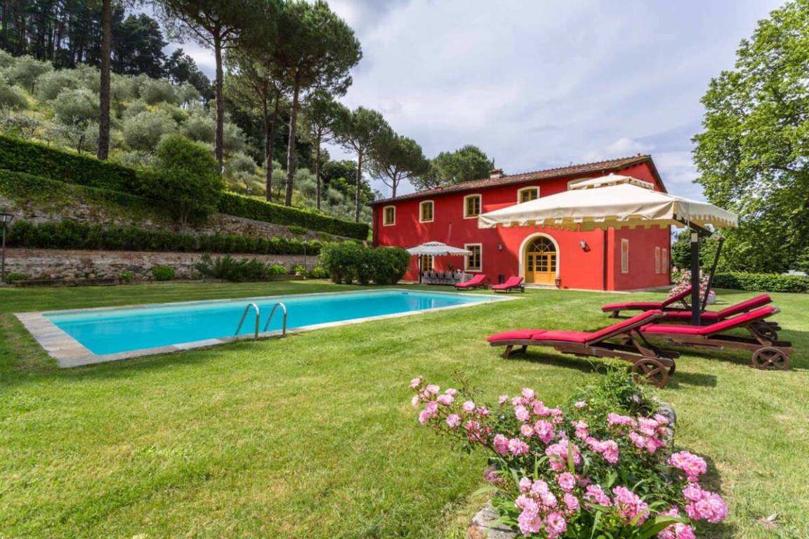 Affascinante casa a Capannori con piscina, giardino e barbecue