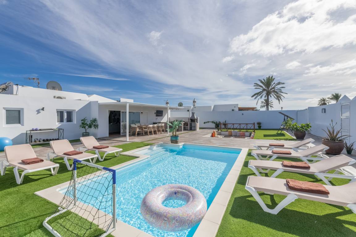 300 M² Villa ∙ 5 Bedrooms ∙ 12 Guests - Playa Blanca